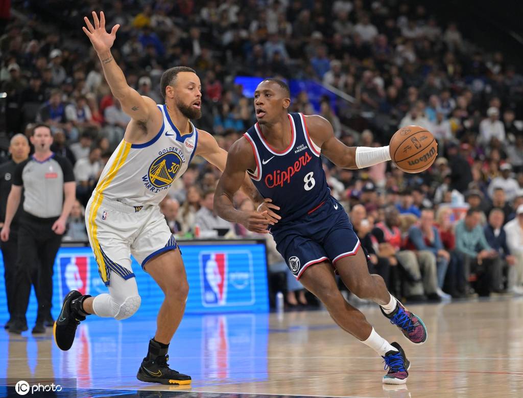 库里35分伦纳德21+7 勇士逆转快船将与太阳争季后赛名额 库里35分伦纳德21+7 勇士逆转快船将与太阳争季后赛名额